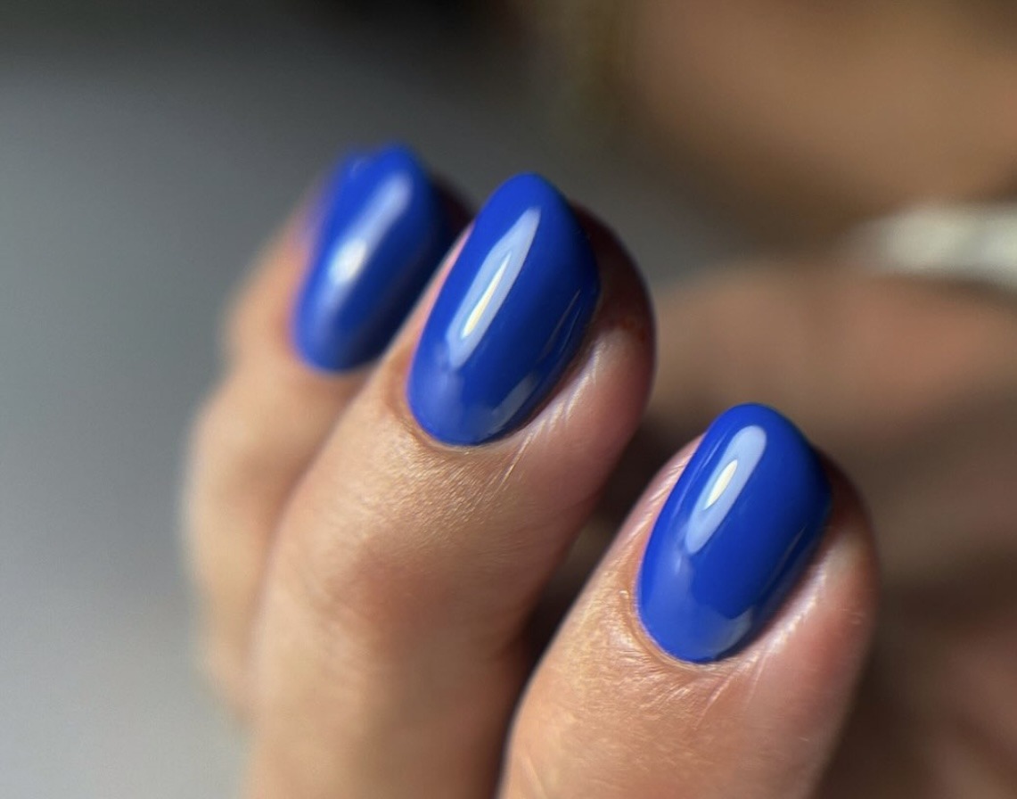 Kobaltblauwe gelnagels van dichtbij