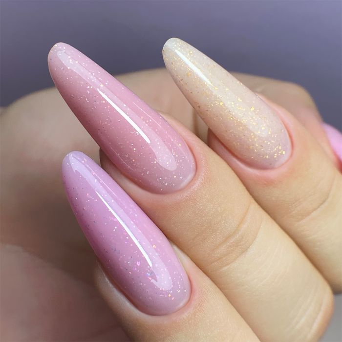 Lange roze en champagnekleurige amandelnagels met fijne glitter