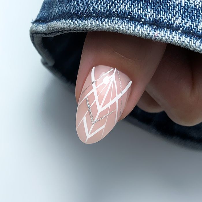 Nude amandelnagel met witte lijntjes nail art