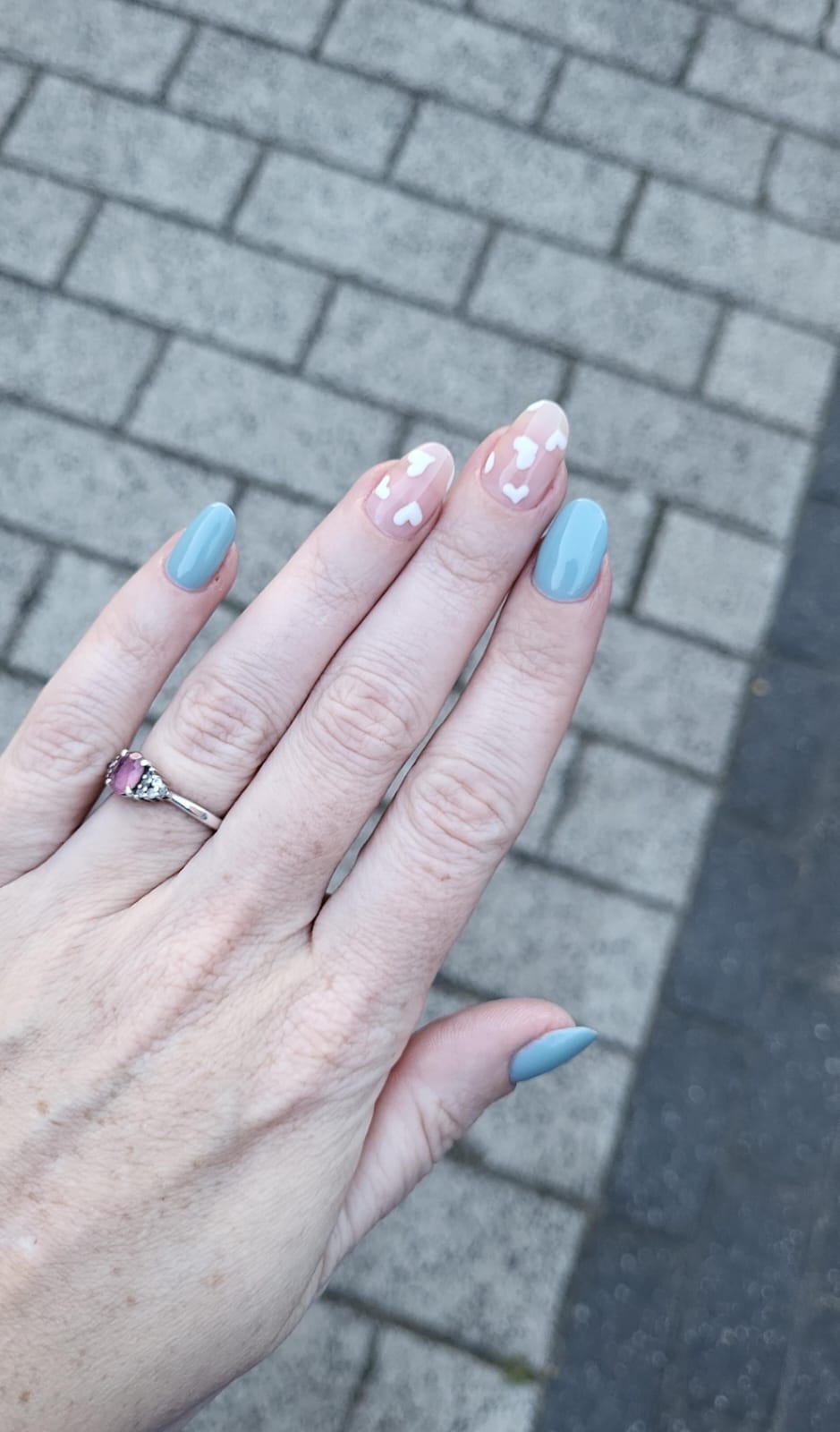Korte nagels in pastelblauw en parelwit